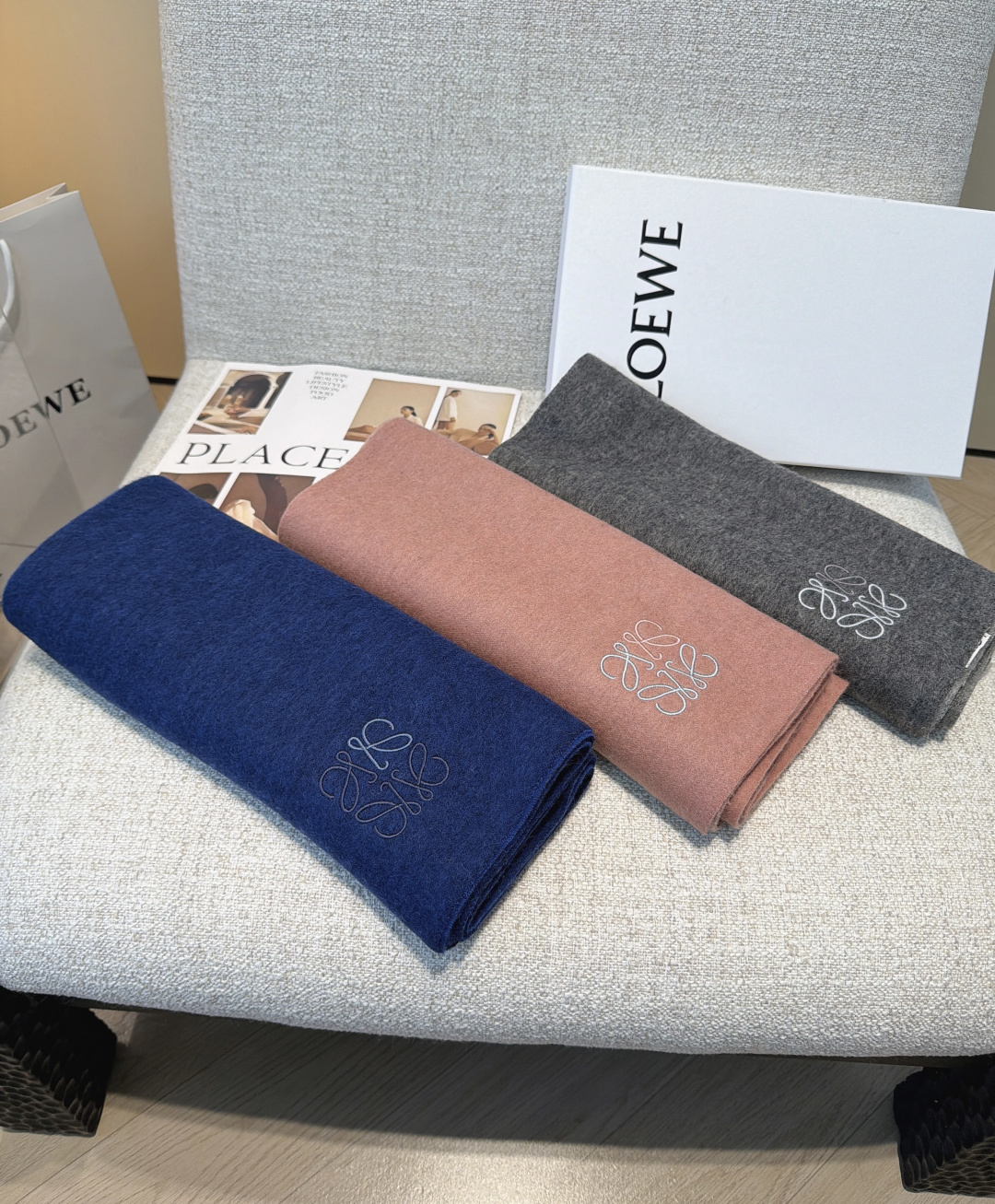 【▪Loewe · 罗意威难得一见的温柔配色，低调又不失优雅❗】重点推荐❗双面配色，一条围巾两种风格搭配，高级舒适时髦气
