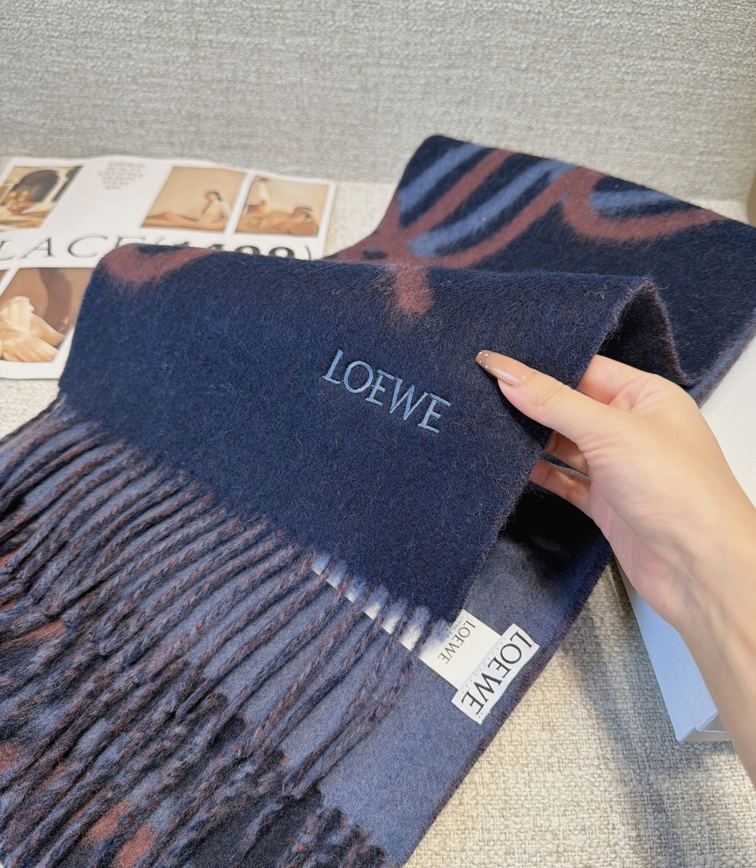 【▪Loewe · 罗意威难得一见的温柔配色，低调又不失优雅❗】重点推荐❗双面配色，一条围巾两种风格搭配，高级舒适时髦气