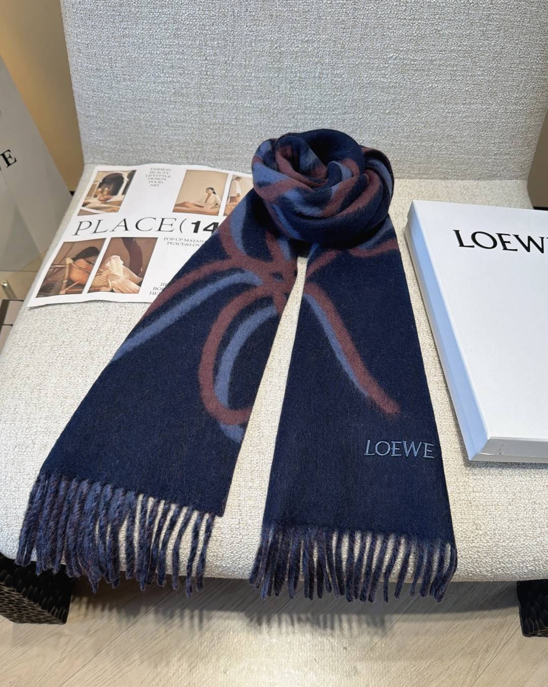 【▪Loewe · 罗意威难得一见的温柔配色，低调又不失优雅❗】重点推荐❗双面配色，一条围巾两种风格搭配，高级舒适时髦气