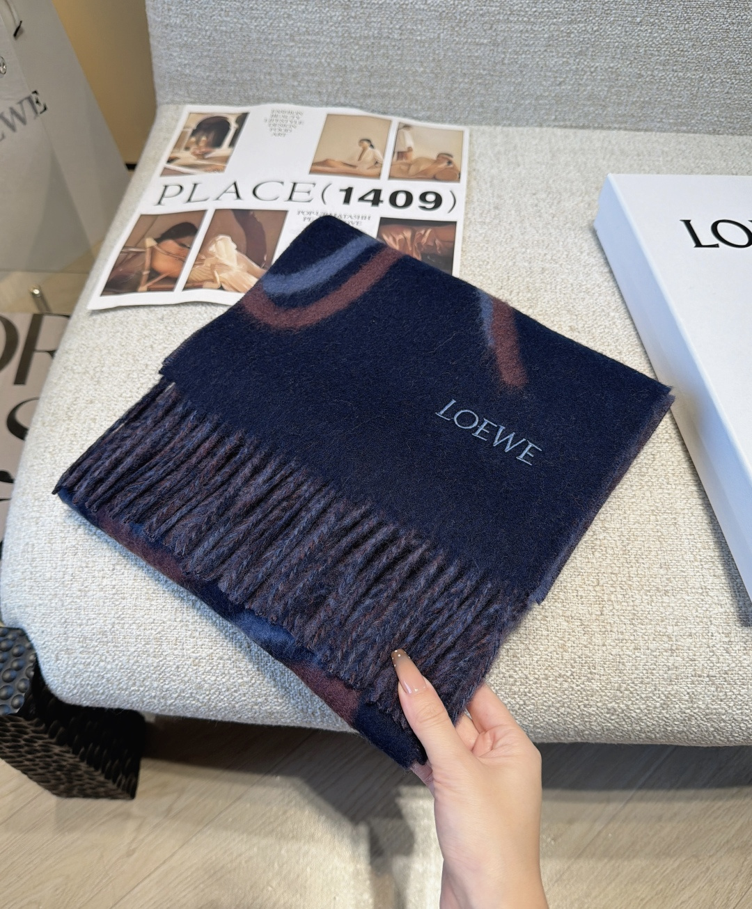 【▪Loewe · 罗意威难得一见的温柔配色，低调又不失优雅❗】重点推荐❗双面配色，一条围巾两种风格搭配，高级舒适时髦气
