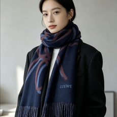 【▪Loewe · 罗意威难得一见的温柔配色,低调又不失优雅❗】重点推荐❗双面配色,一条围巾两种风格搭配,高级舒适时髦气 【▪Loewe · 罗意威难得一见的温柔配色,低调又不失优雅❗】重点推荐❗双面配色,一条围巾两种风格搭配,高级舒适时髦气