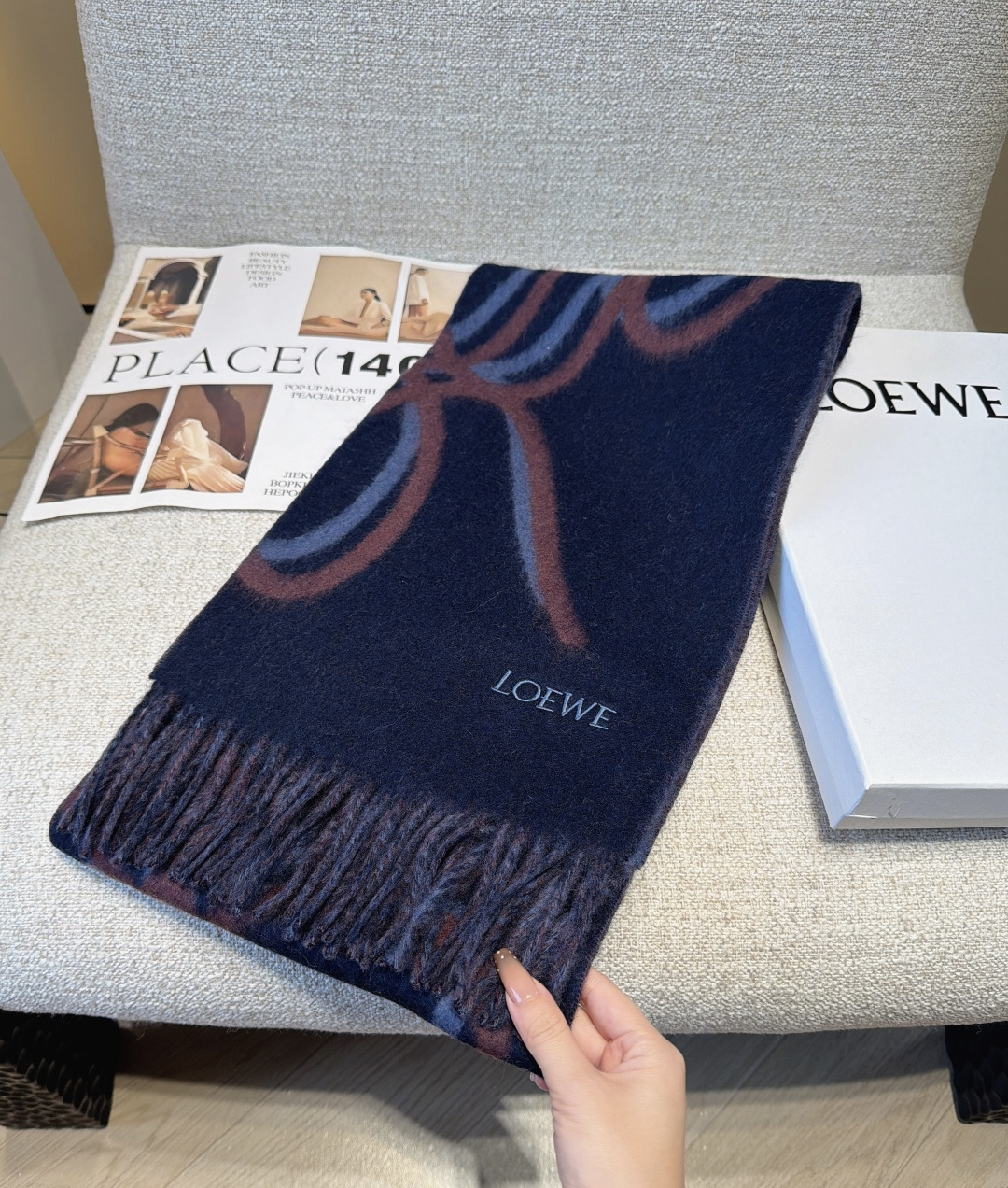 【▪Loewe · 罗意威难得一见的温柔配色，低调又不失优雅❗】重点推荐❗双面配色，一条围巾两种风格搭配，高级舒适时髦气