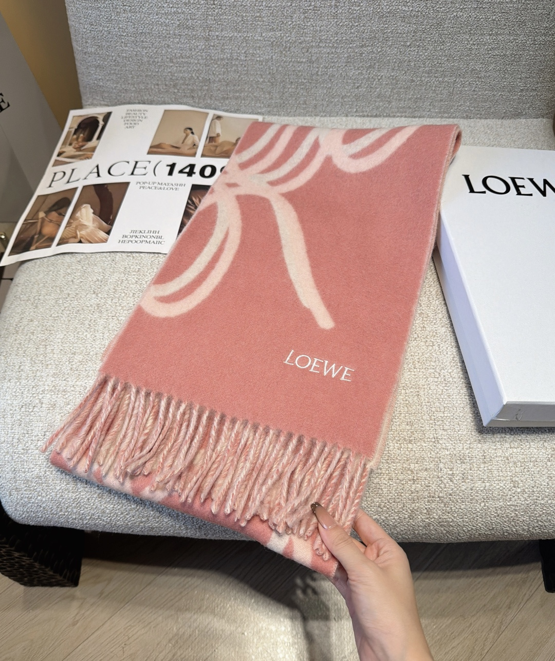 【▪Loewe · 罗意威难得一见的温柔配色，低调又不失优雅❗】重点推荐❗双面配色，一条围巾两种风格搭配，高级舒适时髦气