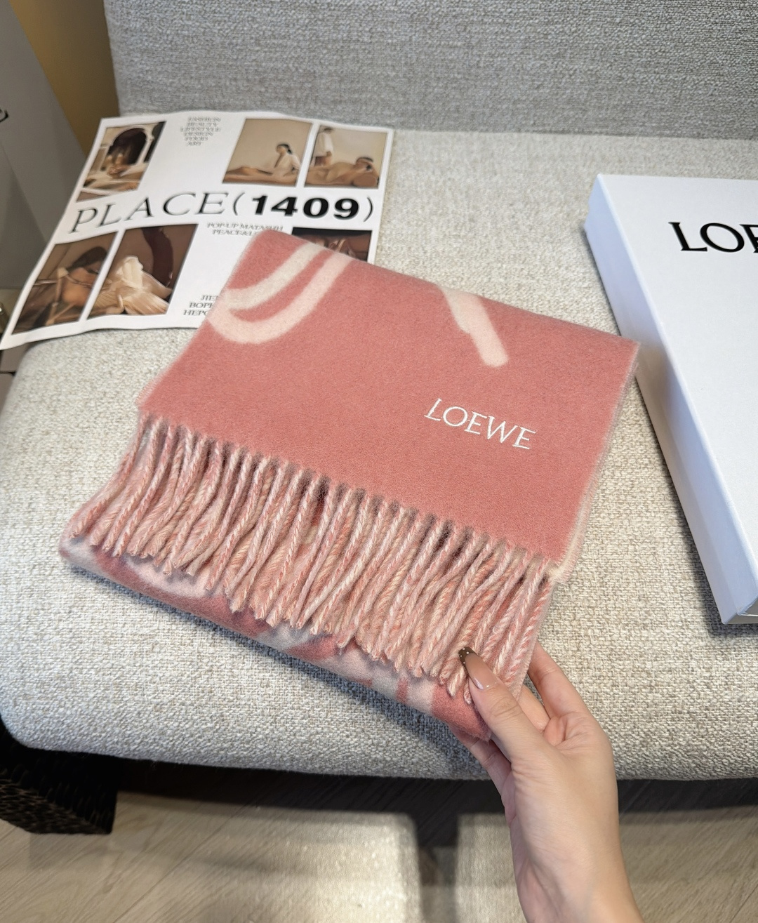 【▪Loewe · 罗意威难得一见的温柔配色，低调又不失优雅❗】重点推荐❗双面配色，一条围巾两种风格搭配，高级舒适时髦气