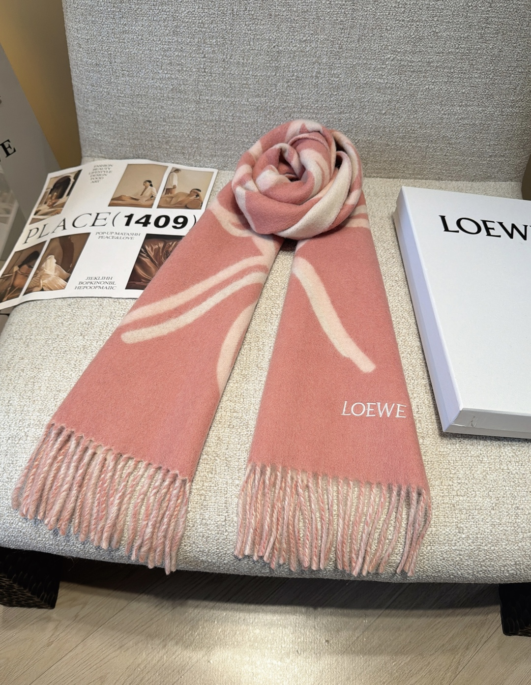 【▪Loewe · 罗意威难得一见的温柔配色，低调又不失优雅❗】重点推荐❗双面配色，一条围巾两种风格搭配，高级舒适时髦气