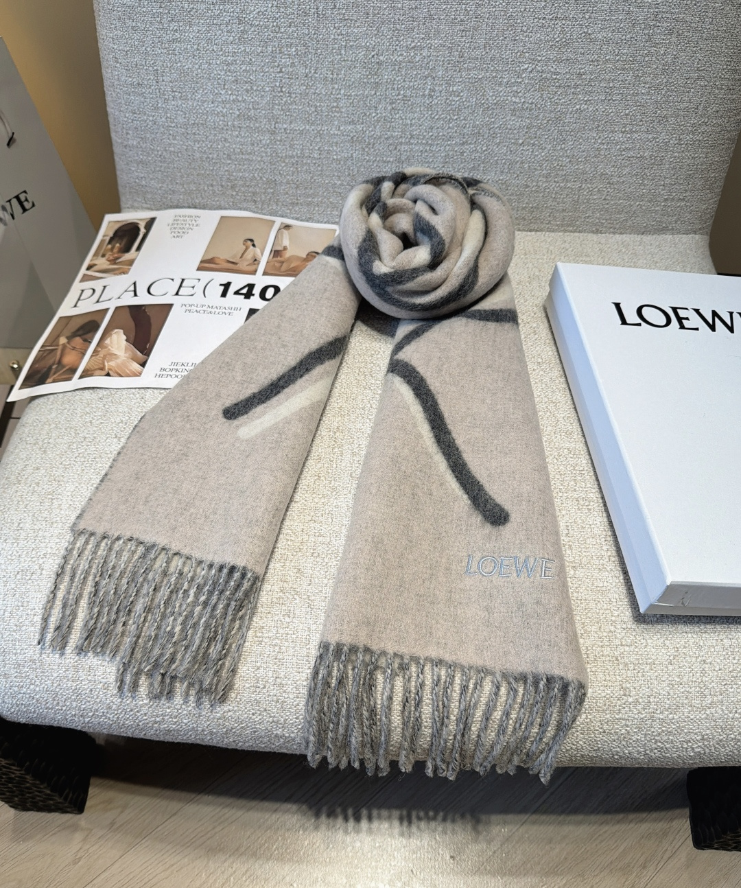 【▪Loewe · 罗意威难得一见的温柔配色，低调又不失优雅❗】重点推荐❗双面配色，一条围巾两种风格搭配，高级舒适时髦气