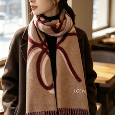 【▪Loewe · 罗意威难得一见的温柔配色,低调又不失优雅❗】重点推荐❗双面配色,一条围巾两种风格搭配,高级舒适时髦气 【▪Loewe · 罗意威难得一见的温柔配色,低调又不失优雅❗】重点推荐❗双面配色,一条围巾两种风格搭配,高级舒适时髦气