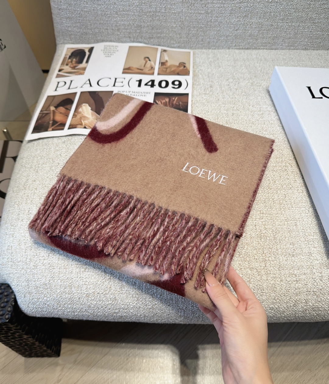 【▪Loewe · 罗意威难得一见的温柔配色，低调又不失优雅❗】重点推荐❗双面配色，一条围巾两种风格搭配，高级舒适时髦气