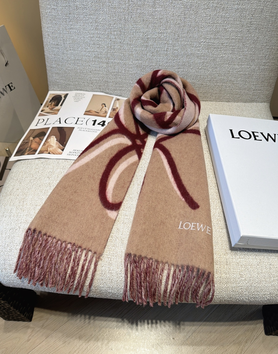 【▪Loewe · 罗意威难得一见的温柔配色，低调又不失优雅❗】重点推荐❗双面配色，一条围巾两种风格搭配，高级舒适时髦气