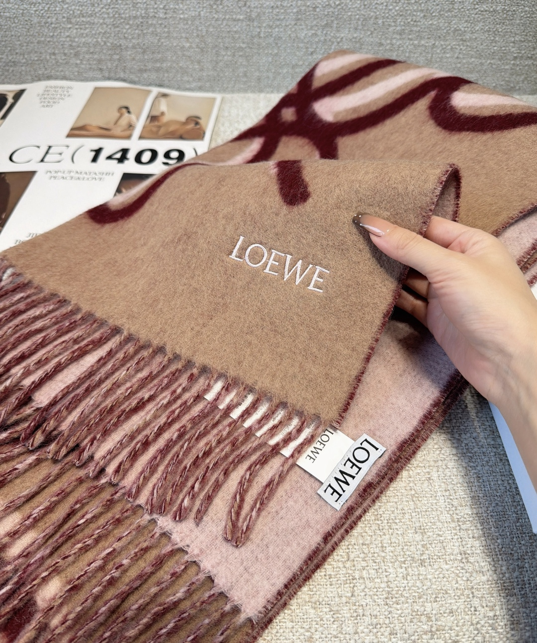 【▪Loewe · 罗意威难得一见的温柔配色，低调又不失优雅❗】重点推荐❗双面配色，一条围巾两种风格搭配，高级舒适时髦气