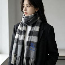 Burberry · 巴宝莉围巾❗️好看的要疯掉了,太有型太有魅力了❗️❗️非常斯文时尚的秋冬单品!真的很喜欢,非常Cl Burberry · 巴宝莉围巾❗️好看的要疯掉了,太有型太有魅力了❗️❗️非常斯文时尚的秋冬单品!真的很喜欢,非常Cl