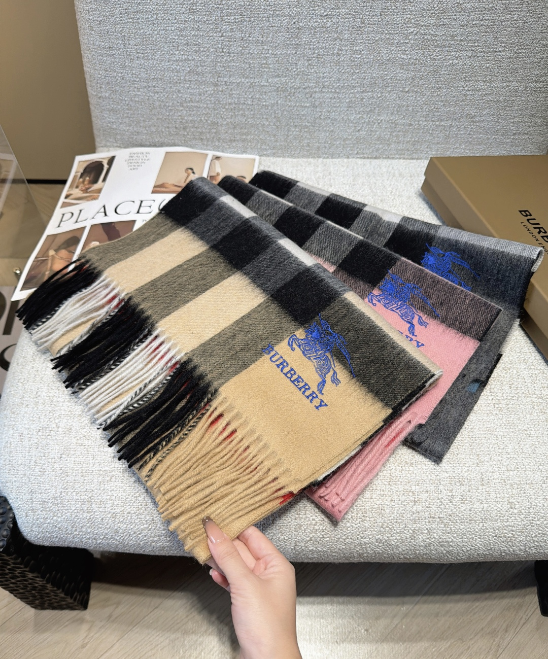 Burberry · 巴宝莉围巾❗️好看的要疯掉了,太有型太有魅力了❗️❗️非常斯文时尚的秋冬单品!真的很喜欢,非常Cl Burberry · 巴宝莉围巾❗️好看的要疯掉了,太有型太有魅力了❗️❗️非常斯文时尚的秋冬单品!真的很喜欢,非常Cl
