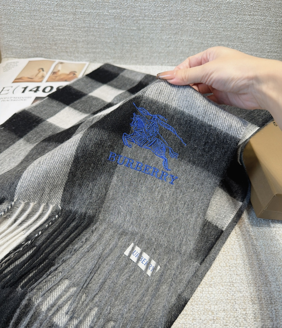 Burberry · 巴宝莉围巾❗️好看的要疯掉了,太有型太有魅力了❗️❗️非常斯文时尚的秋冬单品!真的很喜欢,非常Cl Burberry · 巴宝莉围巾❗️好看的要疯掉了,太有型太有魅力了❗️❗️非常斯文时尚的秋冬单品!真的很喜欢,非常Cl