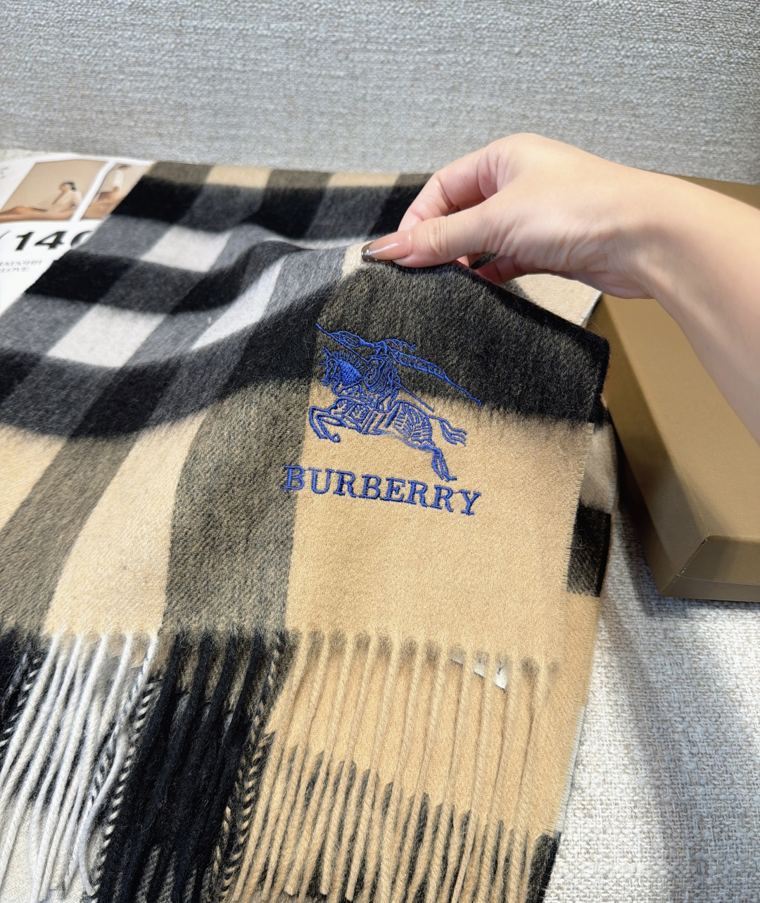 Burberry · 巴宝莉围巾❗️好看的要疯掉了，太有型太有魅力了❗️❗️非常斯文时尚的秋冬单品！真的很喜欢，非常Cl