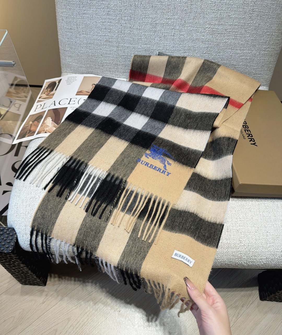 Burberry · 巴宝莉围巾❗️好看的要疯掉了，太有型太有魅力了❗️❗️非常斯文时尚的秋冬单品！真的很喜欢，非常Cl