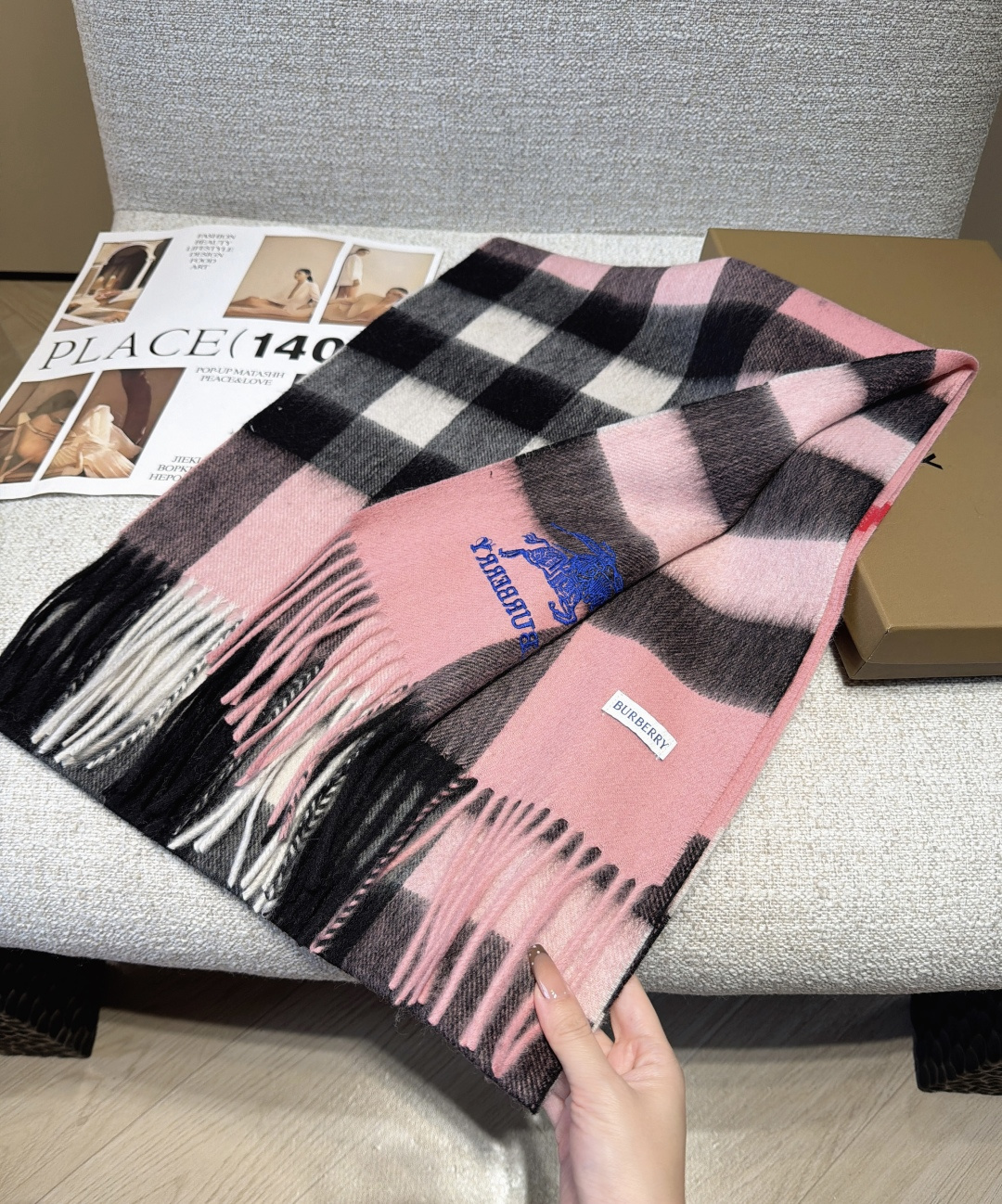 Burberry · 巴宝莉围巾❗️好看的要疯掉了，太有型太有魅力了❗️❗️非常斯文时尚的秋冬单品！真的很喜欢，非常Cl