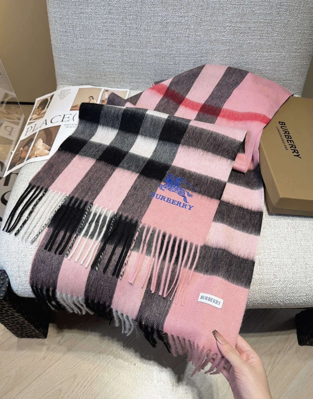 Burberry · 巴宝莉围巾❗️好看的要疯掉了，太有型太有魅力了❗️❗️非常斯文时尚的秋冬单品！真的很喜欢，非常Cl
