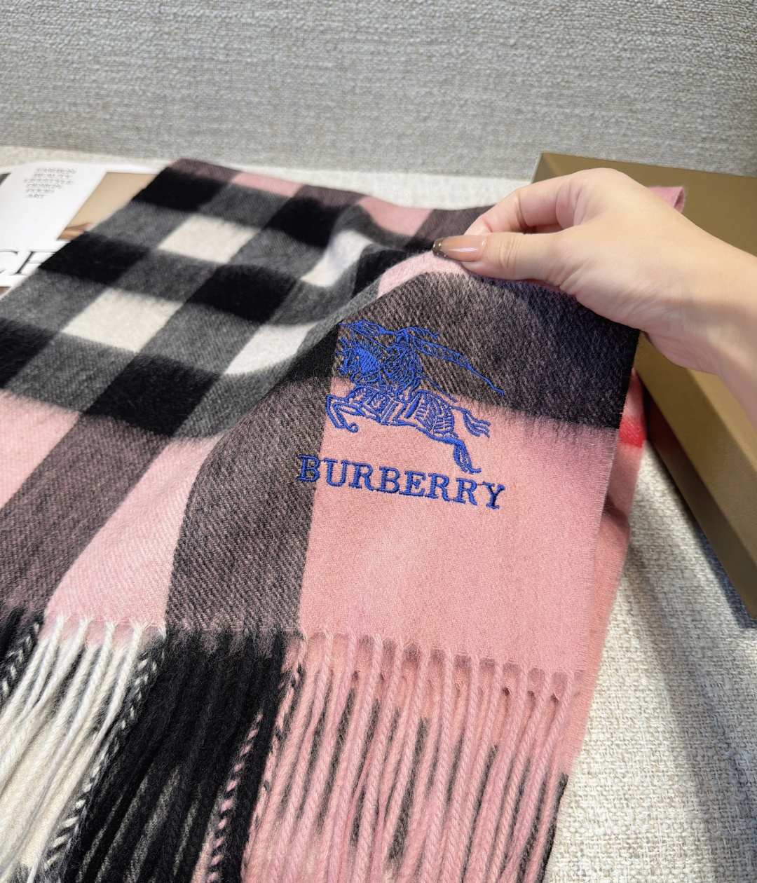 Burberry · 巴宝莉围巾❗️好看的要疯掉了，太有型太有魅力了❗️❗️非常斯文时尚的秋冬单品！真的很喜欢，非常Cl