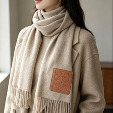 【▪Loewe · 罗意威难得一见的温柔配色,低调又不失优雅❗】重点推荐❗双面配色,一条围巾两种风格搭配,高级舒适时髦气 【▪Loewe · 罗意威难得一见的温柔配色,低调又不失优雅❗】重点推荐❗双面配色,一条围巾两种风格搭配,高级舒适时髦气