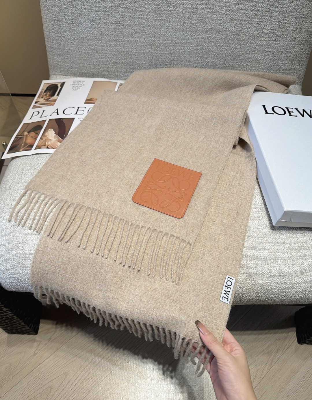 【▪Loewe · 罗意威难得一见的温柔配色，低调又不失优雅❗】重点推荐❗双面配色，一条围巾两种风格搭配，高级舒适时髦气