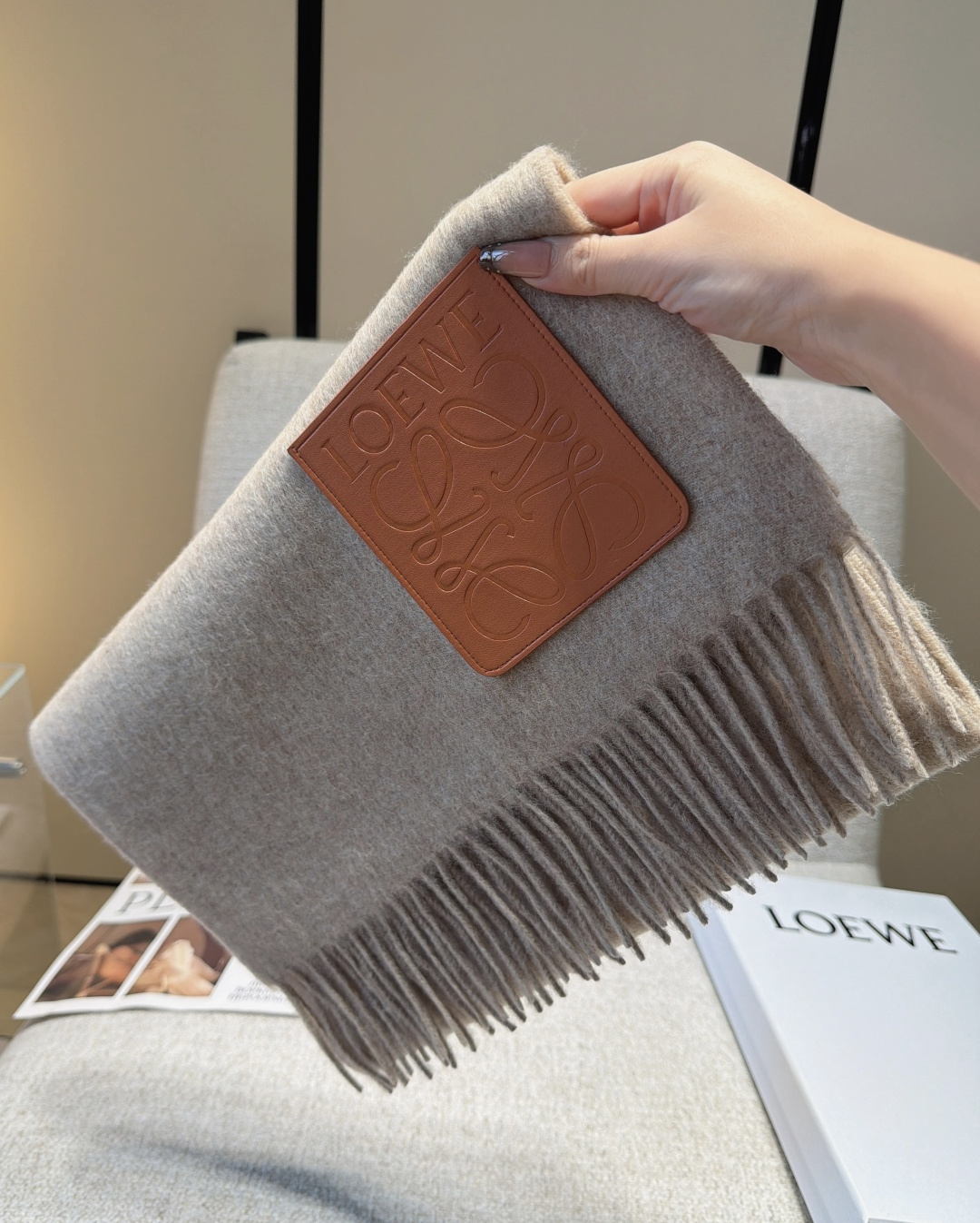 【▪Loewe · 罗意威难得一见的温柔配色，低调又不失优雅❗】重点推荐❗双面配色，一条围巾两种风格搭配，高级舒适时髦气