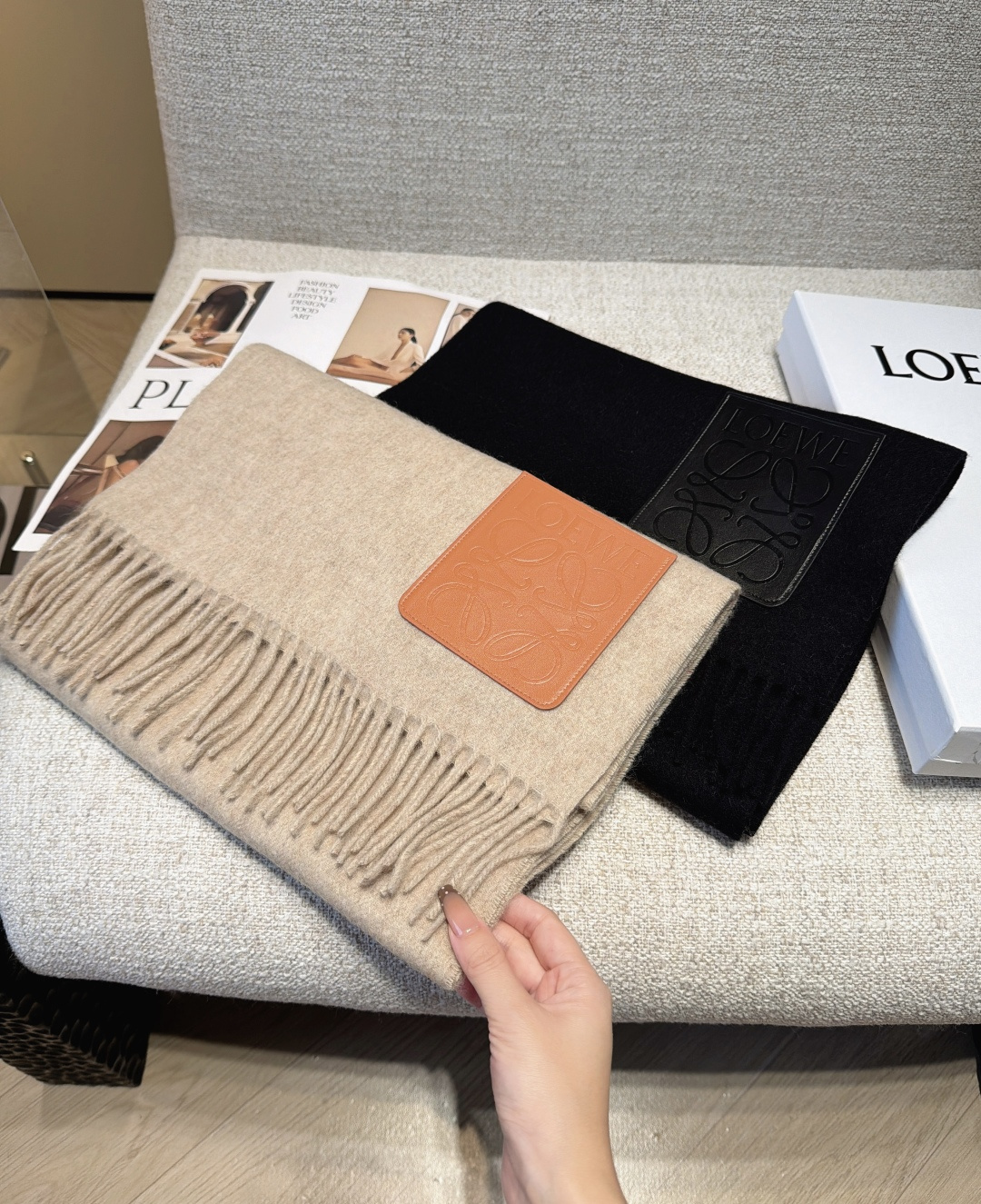 【▪Loewe · 罗意威难得一见的温柔配色，低调又不失优雅❗】重点推荐❗双面配色，一条围巾两种风格搭配，高级舒适时髦气