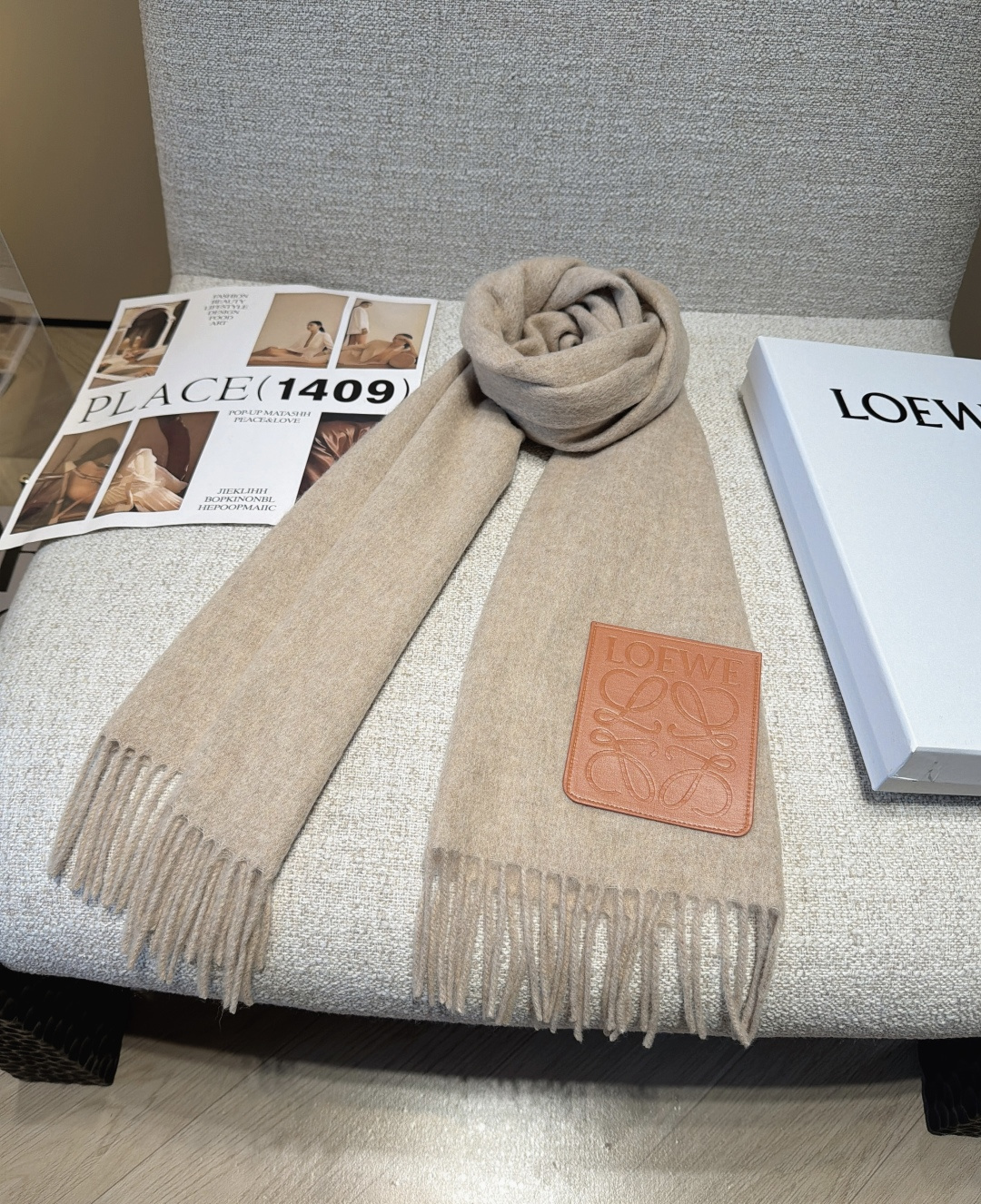 【▪Loewe · 罗意威难得一见的温柔配色，低调又不失优雅❗】重点推荐❗双面配色，一条围巾两种风格搭配，高级舒适时髦气