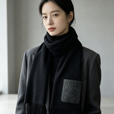 【▪Loewe · 罗意威难得一见的温柔配色,低调又不失优雅❗】重点推荐❗双面配色,一条围巾两种风格搭配,高级舒适时髦气 【▪Loewe · 罗意威难得一见的温柔配色,低调又不失优雅❗】重点推荐❗双面配色,一条围巾两种风格搭配,高级舒适时髦气