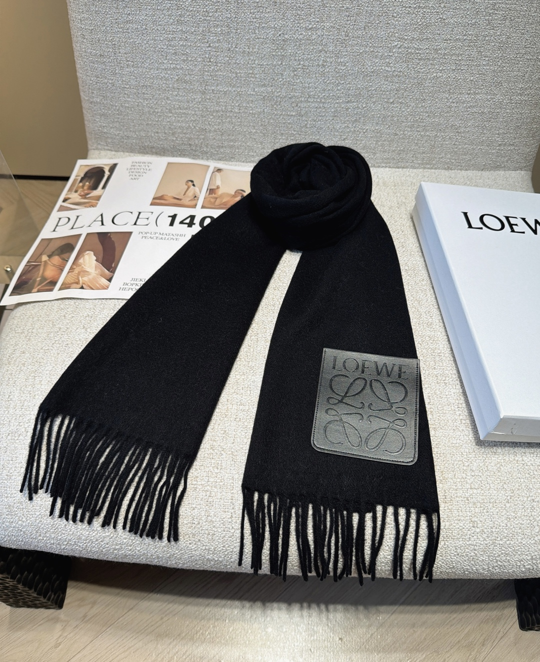 【▪Loewe · 罗意威难得一见的温柔配色，低调又不失优雅❗】重点推荐❗双面配色，一条围巾两种风格搭配，高级舒适时髦气