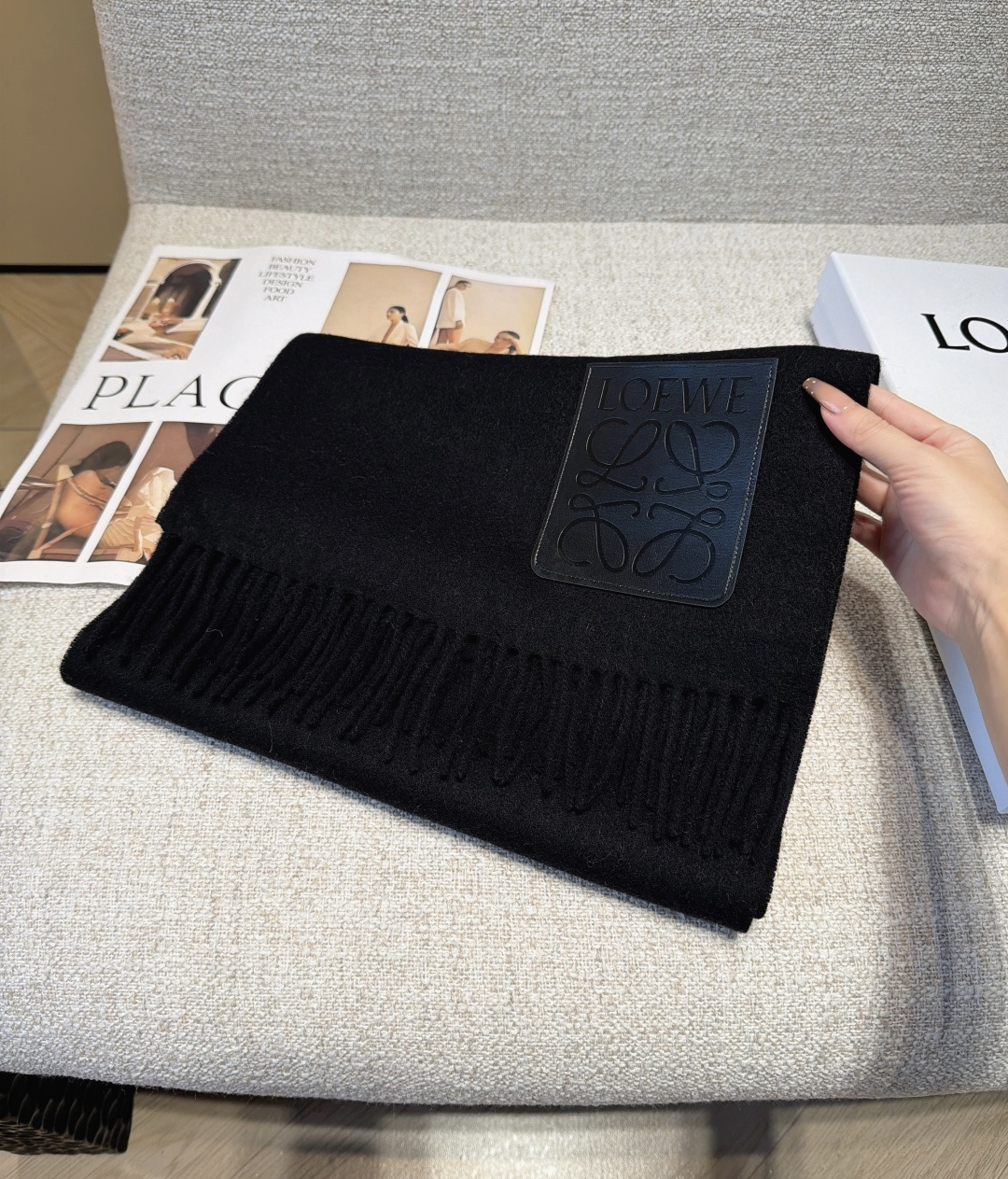 【▪Loewe · 罗意威难得一见的温柔配色，低调又不失优雅❗】重点推荐❗双面配色，一条围巾两种风格搭配，高级舒适时髦气