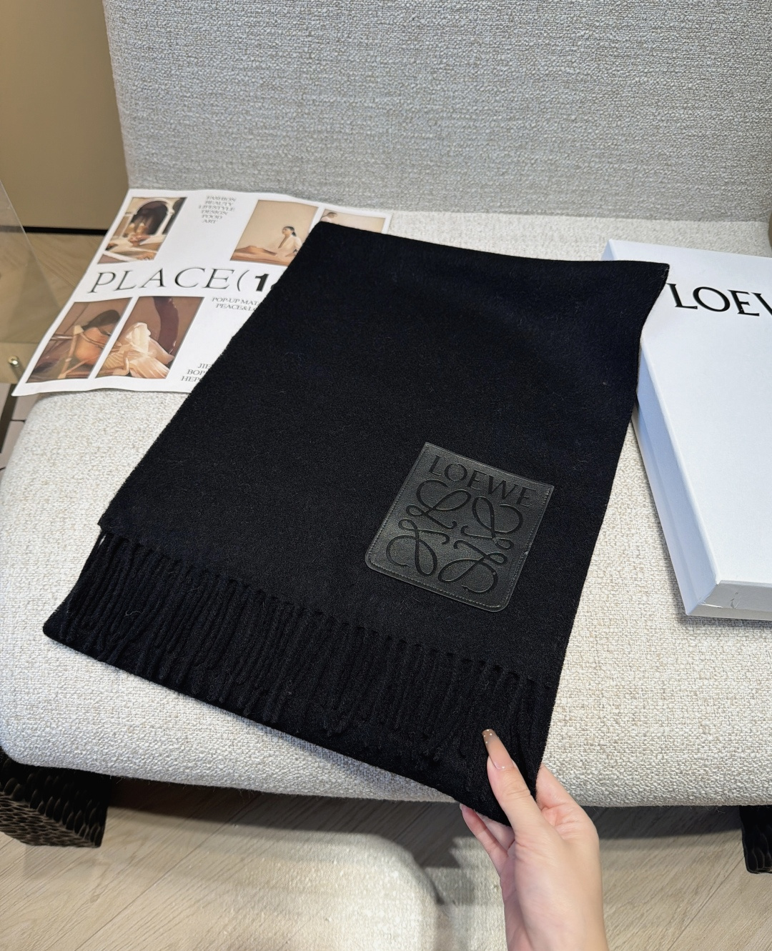 【▪Loewe · 罗意威难得一见的温柔配色，低调又不失优雅❗】重点推荐❗双面配色，一条围巾两种风格搭配，高级舒适时髦气