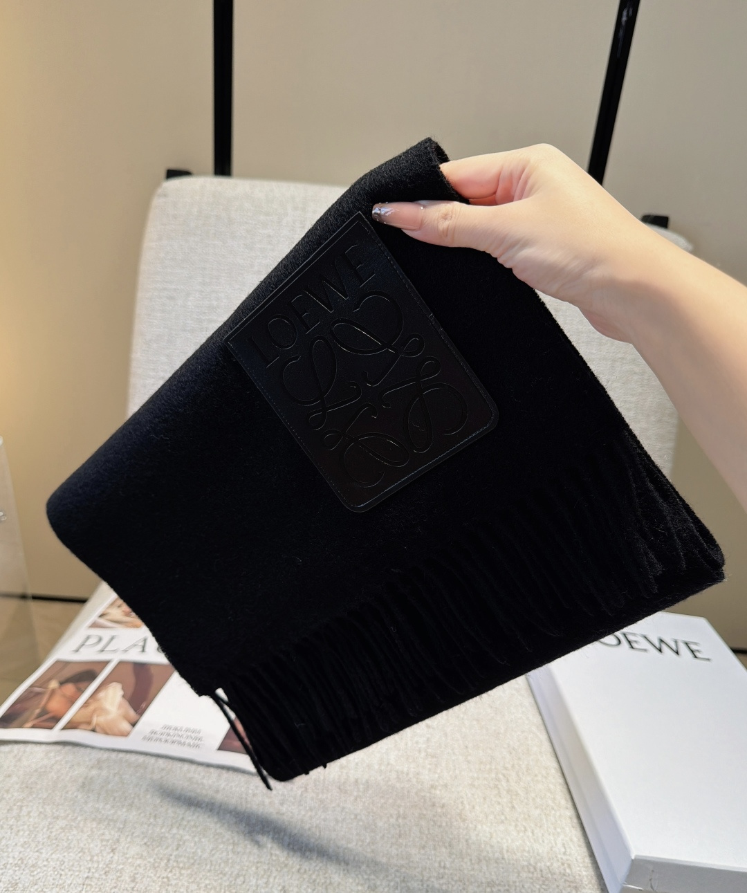 【▪Loewe · 罗意威难得一见的温柔配色，低调又不失优雅❗】重点推荐❗双面配色，一条围巾两种风格搭配，高级舒适时髦气