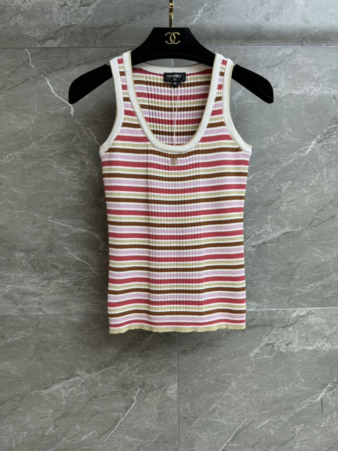 NO:626146,New styles for early spring are available. Xiangjia colorful striped vest 2026 early spring series. Versatile U-neck collar. Double C logo decoration. Colorful stripes and matching. Fashionable and trendy for younger people. Custom-woven cotton blended fabric. Comfortable and skin-friendly. Stretch slim fit. The upper body is slim and versatile. Complete trademarks. Comes with cloth bag. Sizes SML, Chanel, Alexander Wang19860909早春新款上新啦 香家彩色条纹背心 2026早春系列 百搭U领领口 双C logo徽标装饰点缀 彩色条纹配色 减龄时髦洋气 定织棉质混纺面料 舒适亲肤 弹力修身版型 上身显瘦又百搭 商标齐全 配有布袋 尺码SML,,chanel,alexander wang,Women's clothing
