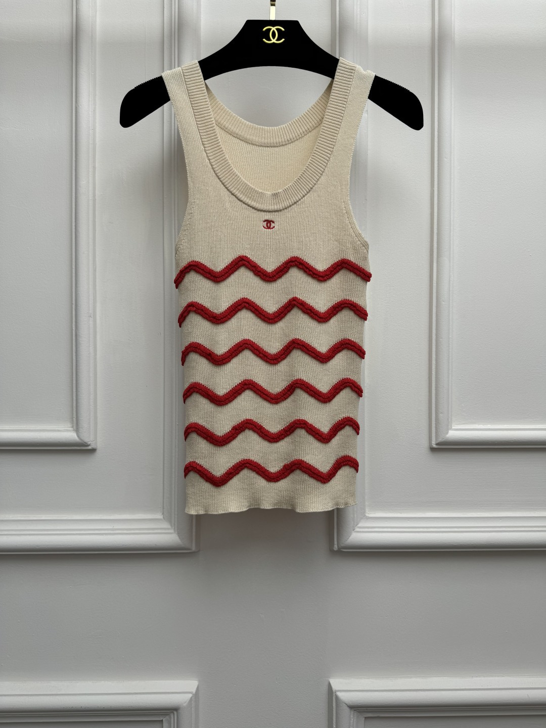 NO:863175,Spring and summer new styles are available. Xiangjia wavy striped vest 2026 beach series. Versatile U-shaped neckline. Wave stripes contrasting color design. Double C logo embroidery on the chest. Age-reducing and fashionable. Cotton knitted fabric. Comfortable and skin-friendly. Stretch slim fit. The upper body is slim and elegant. Size SML,,chanel,19860909春夏新款上新啦 香家波浪条纹背心 2026沙滩系列 百搭U字领领口 波浪条纹撞色设计 胸前双C logo刺绣点缀 减龄时髦洋气 棉质针织面料 舒适亲肤 弹力修身版型 上身显瘦又气质 尺码SML,,chanel,,Women's clothing
