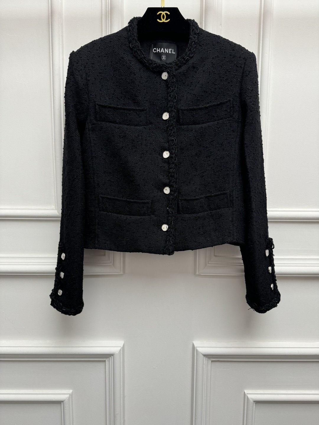 NO:909026,New spring and summer styles are available. Chanel tweed short jacket 2026 spring and summer series. Black piping design. Four pocket decoration. Exquisite double C button embellishment. Fashionable and advanced. Customized tweed fabric. Silk lining. Short version. Top is versatile and elegant. Sizes SML,,chanel,jackets & coats,real silk,19860909春夏新款上新啦 香家粗花呢短款外套 2026春夏系列 黑色滚边设计 四口袋装饰 精致双C纽扣点缀 时髦高级 定制斜纹软呢面料 真丝里衬 短款版型 上身百搭又气质 尺码SML,,chanel,jackets & coats,real silk,,Women's clothing