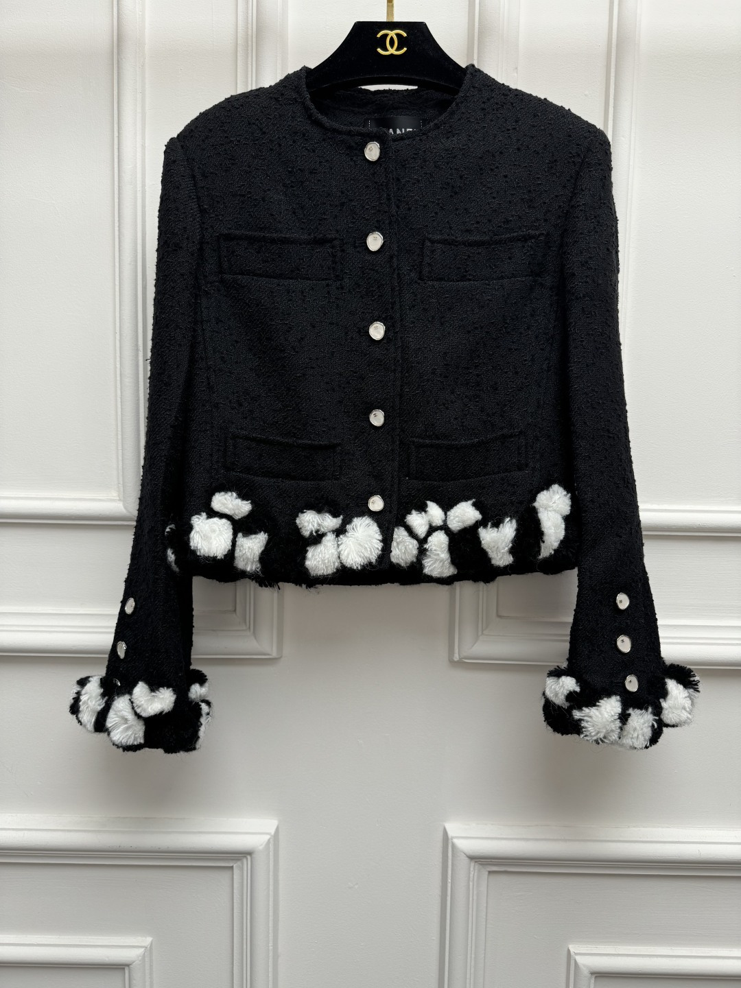 NO:909014,New spring and summer styles are available. Chanel floral tweed jacket 2026 spring and summer series. Round neck design. Black and white three-dimensional flower embellishment. Exquisite double C button embellishment. Fashionable and advanced. Customized tweed fabric. Silk lining. Short version. Upper body is versatile and elegant. Sizes SML,,chanel,jackets & coats,real silk,19860909春夏新款上新啦 香家花朵粗花呢外套 2026春夏系列 圆领领口设计 黑白立体花朵点缀 精致双C纽扣点缀 时髦高级 定制斜纹软呢面料 真丝里衬 短款版型 上身百搭又气质 尺码SML,,chanel,jackets & coats,real silk,,Women's clothing