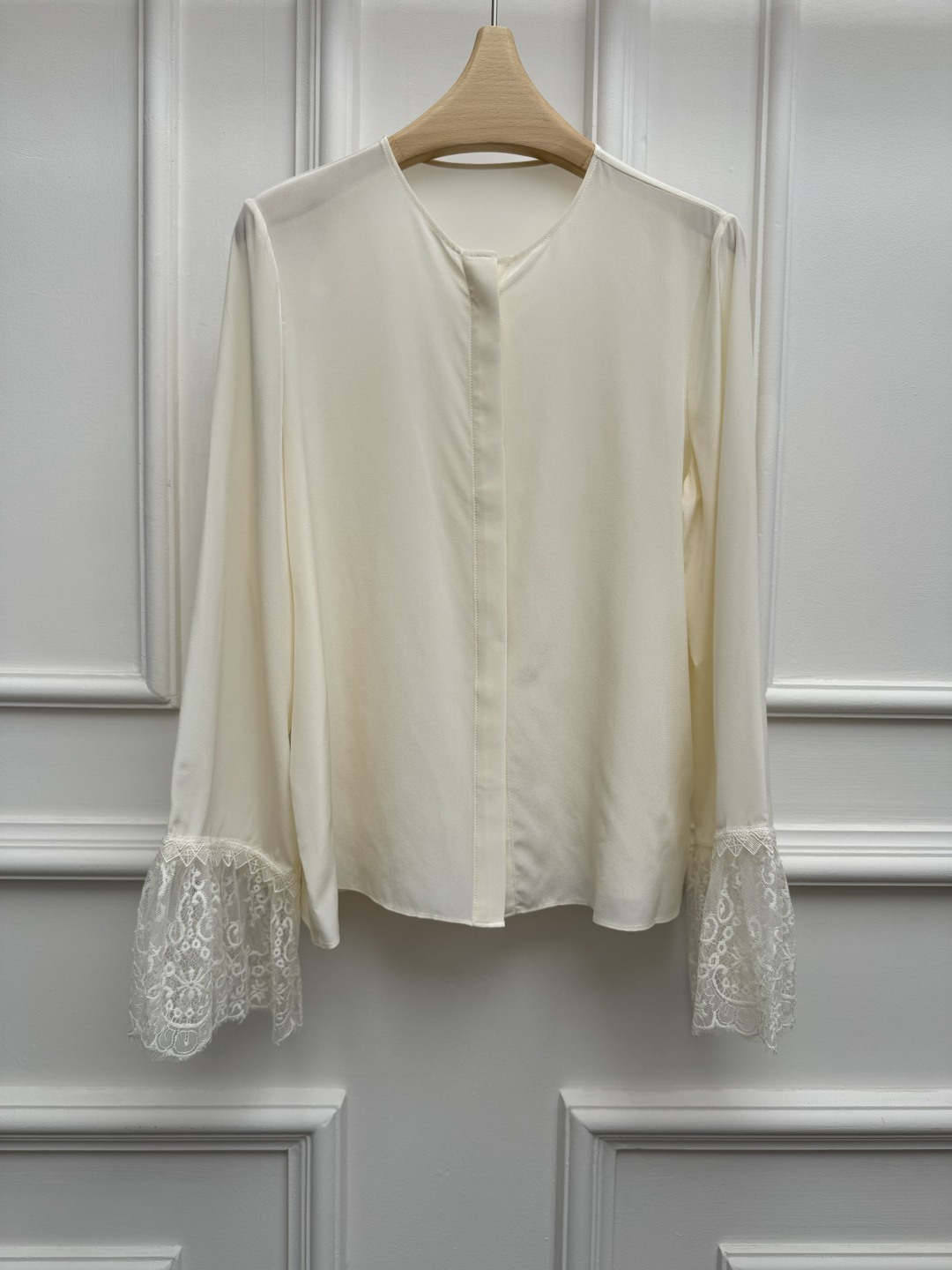 NO:863217,Spring and summer new styles are available. Chloe lace splicing silk shirt 2026 spring and summer series. Lace splicing design. French elegance. Exudes charming charm. Gentle and advanced color matching. Customized silk fabric. Comfortable and skin-friendly. Loose fit. The upper body is versatile and elegant. Sizes SML, chloe, loewe, shirts, real silk,19860909春夏新款上新啦 Chloe蕾丝拼接真丝衬衫 2026春夏系列 蕾丝花边拼接设计 法式优雅 散发迷人的魅力 配色温柔高级 定制真丝面料 舒适亲肤 宽松版型 上身百搭又气质 尺码SML,,chloe,loewe,shirts,real silk,,Women's clothing