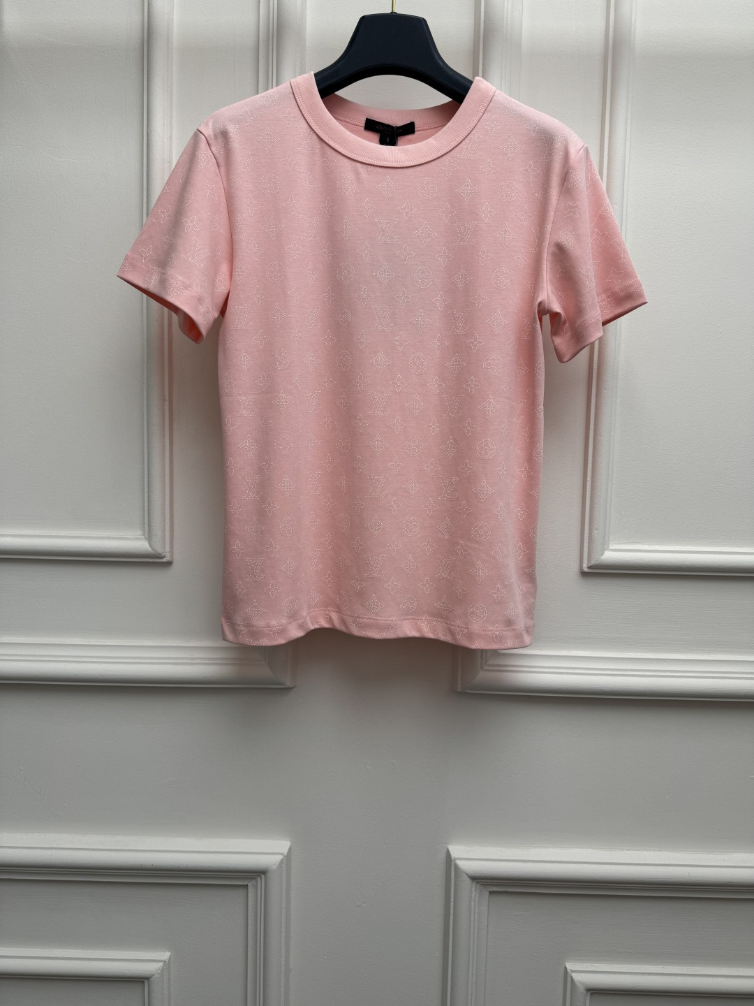 NO:863126,Spring and summer new styles are available. L family old flower printed T-shirt 2026 spring and summer series. Round neck design. Fully printed hollow four-leaf clover logo jacquard pattern. Pink color is gentle and sweet. Customized pure cotton fabric. Soft, comfortable and breathable. Normal fit. The upper body is versatile and elegant. Sizes SML, louis vuitton, tees, t-shirt,19860909春夏新款上新啦 L家老花印花T恤 2026春夏系列 圆领领口设计 满印镂空四叶草logo提花图案 粉色配色温柔甜美 定制纯棉面料 柔软舒适透气 正常版型 上身百搭又气质 尺码SML,,louis vuitton,tees，t-shirt,,Women's clothing