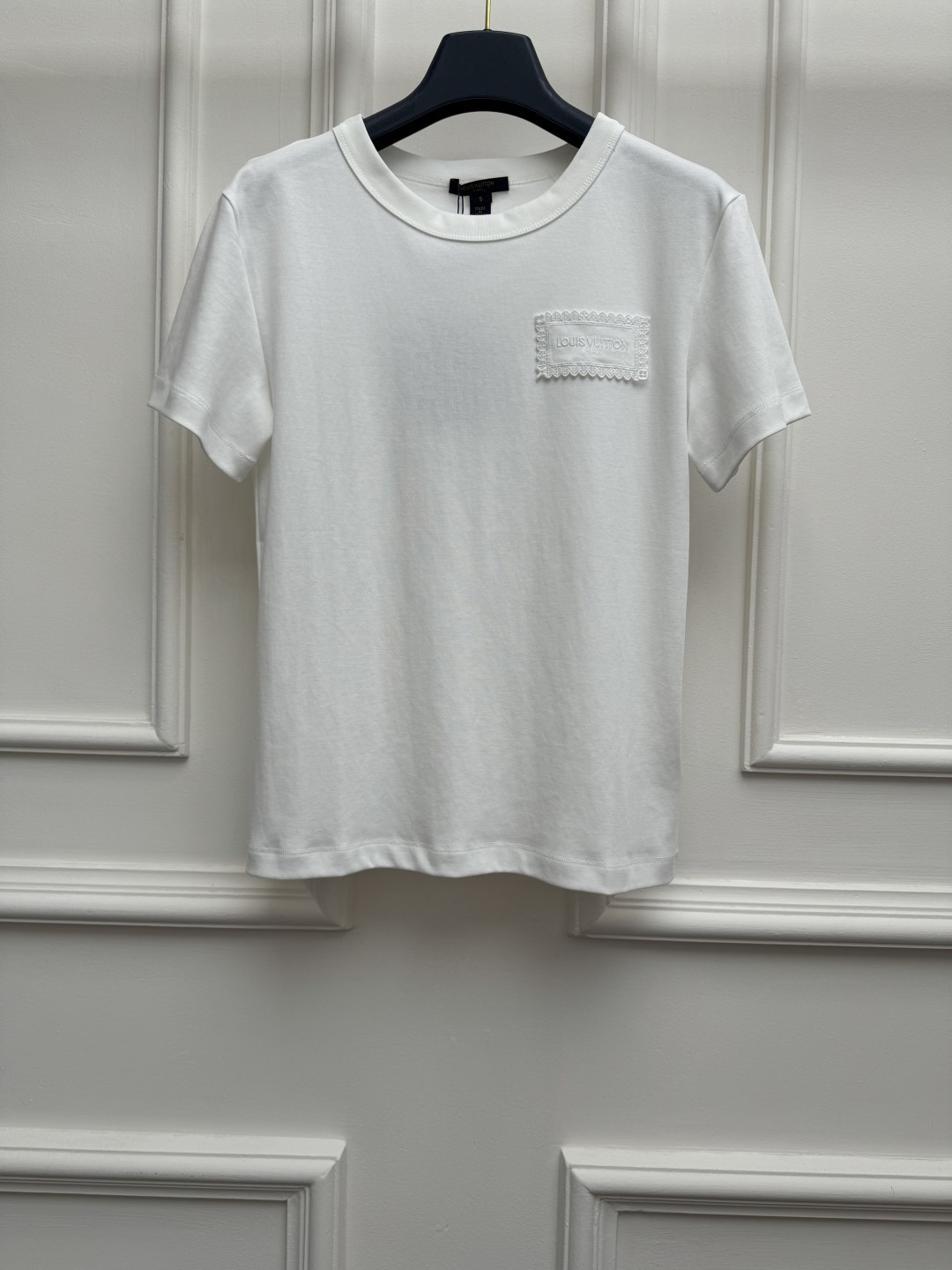 NO:863134,Spring and summer new styles are available. L's water-soluble embroidered badge T-shirt 2026 spring and summer series. Round neck design. Water-soluble lace embroidered badge pattern on the chest. Exquisite and fashionable. Full of design sense. Customized pure cotton fabric. Soft, comfortable and breathable. Normal fit. The upper body is versatile and elegant. Sizes SML, louis vuitton, tees, t-shirt,19860909春夏新款上新啦 L家水溶刺绣徽章T恤 2026春夏系列 圆领领口设计 胸前水溶蕾丝刺绣徽章图案 精致时髦 满满的设计感 定制纯棉面料 柔软舒适透气 正常版型 上身百搭又气质 尺码SML,,louis vuitton,tees，t-shirt,,Women's clothing
