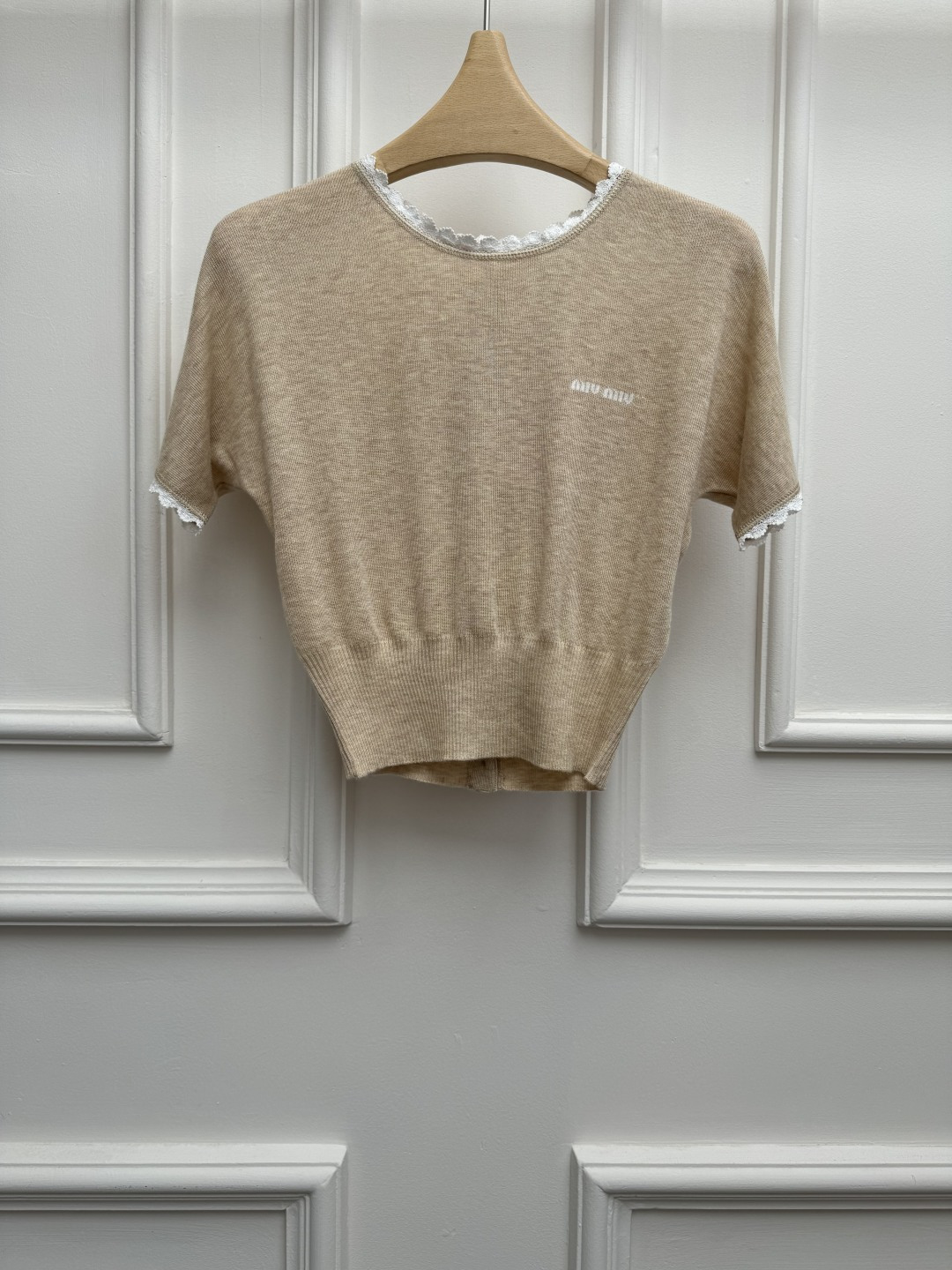 NO:863147,Spring and summer new styles are available!  Miu lace double-sided short sleeves 2026 spring and summer series Round neck lace design Reversible Logo embroidery on the chest Sweet and fashionable to reduce age Cashmere blended knitted fabric Soft and comfortable Short version The upper body is versatile and elegant Size SML,,miumiu,T-shirt,19860909春夏新款上新啦！ Miu蕾丝边双面短袖 2026春夏系列 圆领蕾丝花边设计 双面可穿 胸前logo徽标刺绣点缀 甜美时髦减龄 羊绒混纺针织面料 柔软舒适 短款版型 上身百搭又气质 尺码SML,,miumiu,T-shirt,,Women's clothing