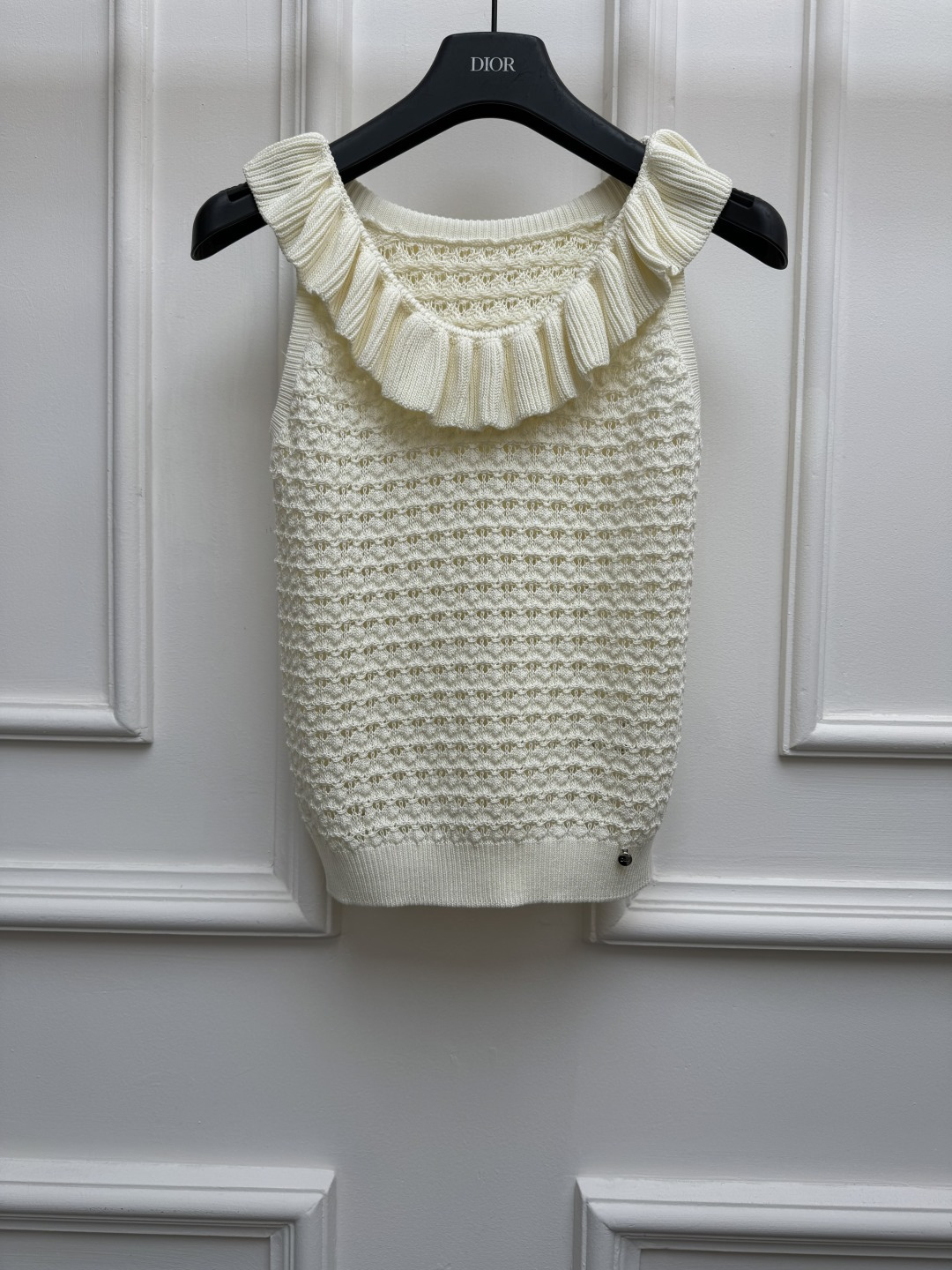 NO:864970,New spring and summer styles are available. D's ruffled hollow vest 2026 spring and summer series French ruffled collar Exquisite hollow crochet design Customized hardware buckle logo embellishment Elegant, gentle and intellectual Customized cotton knitted fabric Soft and comfortable Slim fit The upper body is versatile and elegant Size SML, dior,19860909春夏新款上新啦 D家荷叶边镂空背心 2026春夏系列 法式荷叶边衣领 精致镂空钩花设计 定制五金扣logo点缀 优雅温柔知性 定制棉针织面料 柔软舒适 修身版型 上身百搭又气质 尺码SML,,dior,,Women's clothing