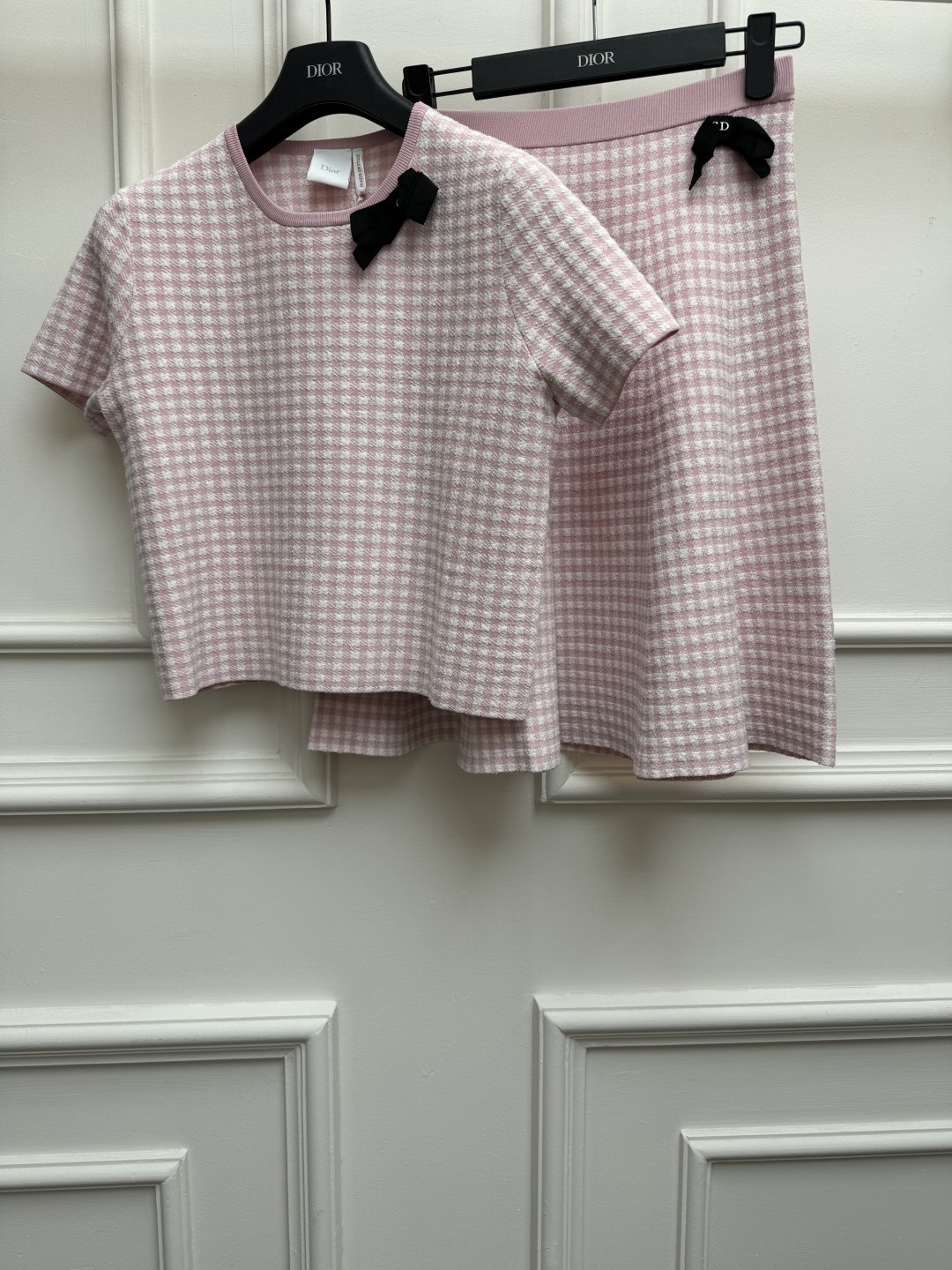 NO:865006,New spring and summer styles are available. D's plaid knitted skirt 2026 spring and summer series. Elastic elastic waist design, CD bow decoration and embellishment. Pink and white houndstooth color scheme. Elegant temperament, fashionable and age-reducing. Cotton blended knitted fabric. Soft and comfortable. High-waisted A-line skirt. The upper body is slim and elegant. Sizes SML, dior, skirts,19860909春夏新款上新啦 D家格纹针织半身裙 2026春夏系列 松紧弹力腰头设计 CD蝴蝶结装饰点缀 粉白千鸟格配色 优雅气质 时髦又减龄 棉混纺针织面料 柔软舒适 高腰A字裙摆版型 上身显瘦又气质 尺码SML,,dior,skirts,,Women's clothing