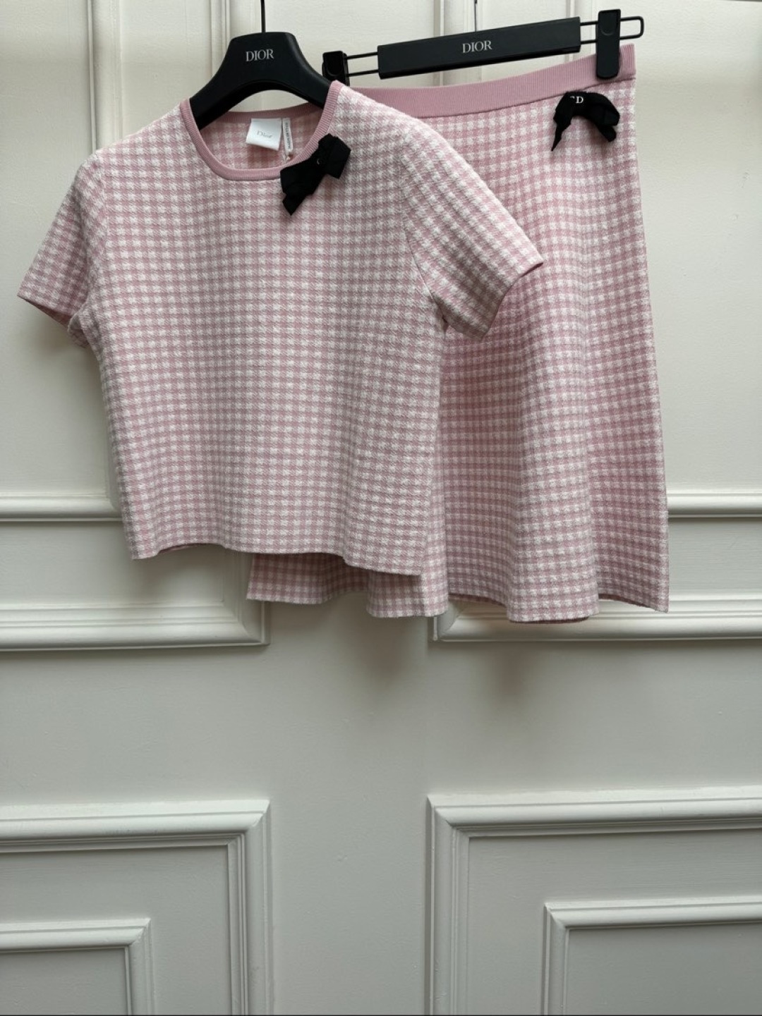 NO:864994,New spring and summer styles are available. D's plaid knitted short sleeves 2026 spring and summer series. Round ribbed neckline, CD bow decoration and embellishment. Pink and white houndstooth color scheme. Elegant temperament, fashionable and age-reducing. Cotton blended knitted fabric. Soft and comfortable. Short version. The upper body is slim and elegant. Sizes SML, dior, T-shirt,19860909春夏新款上新啦 D家格纹针织短袖 2026春夏系列 圆领罗纹领口 CD蝴蝶结装饰点缀 粉白千鸟格配色 优雅气质 时髦又减龄 棉混纺针织面料 柔软舒适 短款版型 上身显瘦又气质 尺码SML,,dior,T-shirt,,Women's clothing