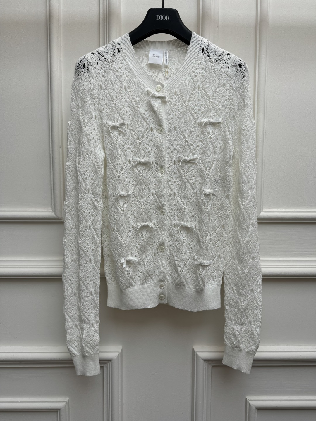 NO:865037,New spring and summer styles are available. D's bow hollow cardigan 2026 spring and summer series. Round neck single-breasted design. Exquisite hollow floral jacquard pattern. Three-dimensional bow decoration. Exquisite and elegant. It is fashionable and high-end for reducing age. Cotton knitted fabric. Slim fit. The upper body is slim and elegant. Size SML, dior,19860909春夏新款上新啦 D家蝴蝶结镂空开衫 2026春夏系列 圆领单排扣设计 精致镂空花纹提花图案 立体蝴蝶结装饰点缀 精致优雅 减龄又时髦又高级 棉质针织面料 修身版型 上身显瘦又气质 尺码SML,,dior,,Women's clothing