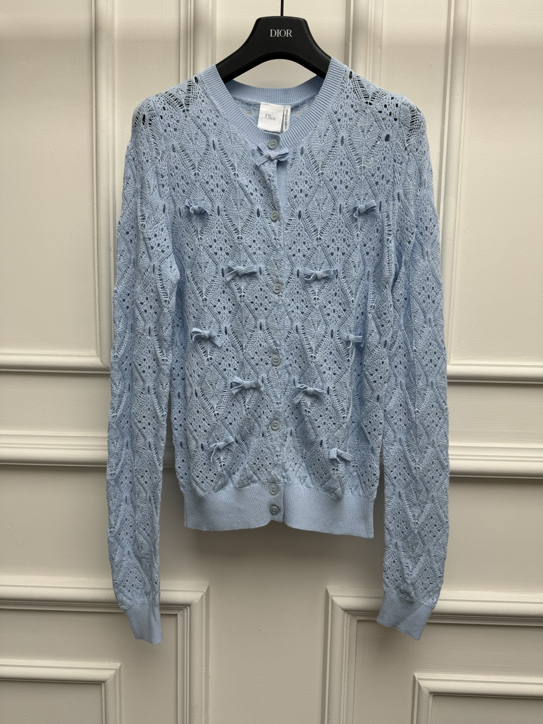 NO:865047,New spring and summer styles are available. D's bow hollow cardigan 2026 spring and summer series. Round neck single-breasted design. Exquisite hollow floral jacquard pattern. Three-dimensional bow decoration. Exquisite and elegant. It is fashionable and high-end for reducing age. Cotton knitted fabric. Slim fit. The upper body is slim and elegant. Size SML, dior,19860909春夏新款上新啦 D家蝴蝶结镂空开衫 2026春夏系列 圆领单排扣设计 精致镂空花纹提花图案 立体蝴蝶结装饰点缀 精致优雅 减龄又时髦又高级 棉质针织面料 修身版型 上身显瘦又气质 尺码SML,,dior,,Women's clothing