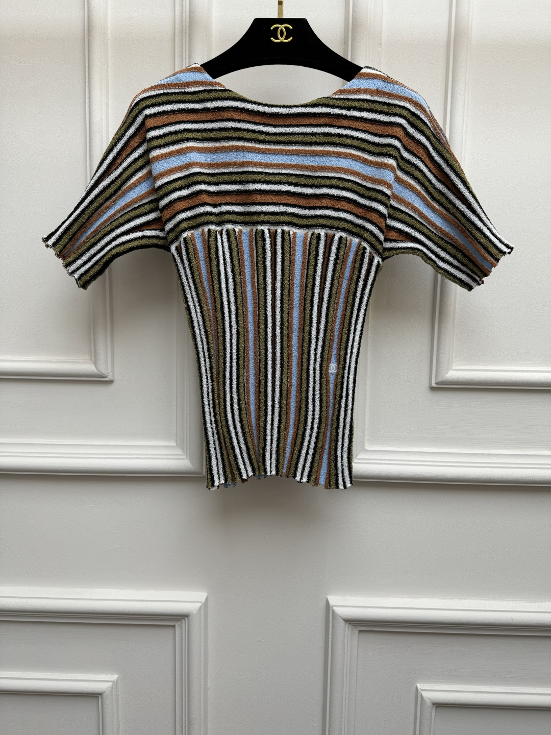 NO:865027,Spring and summer new styles are available. Xiangjia striped knitted short-sleeved 2026 spring and summer mid-range series. One-line collar design. Classic color stripe texture. Double C logo embroidery decoration. Retro, fashionable and high-end. Cotton blended knitted fabric. Waisted version. The upper body is slim and elegant. Sizes SML,,chanel,T-shirt,19860909春夏新款上新啦 香家条纹针织短袖 2026春夏中古系列 一字领设计 经典彩条纹理 双C logo刺绣装饰点缀 复古时髦高级 棉混纺针织面料 收腰版型 上身显瘦又气质 尺码SML,,chanel,T-shirt,,Women's clothing