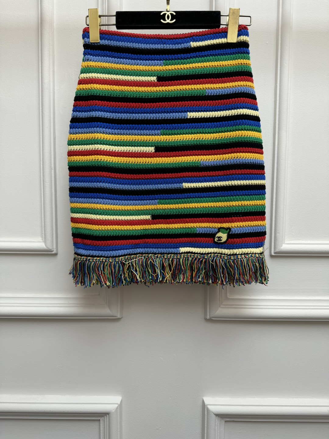 NO:865016,Spring and summer new styles are available. Xiangjia rainbow striped skirt 2026 summer beach series Elastic waistband design Hand-knitted hollow pattern Rainbow stripe color matching Hem tassel decoration Double C embellishment of hem logo Age-reducing and fashionable style Customized weaving and dyeing matching yarn Soft and comfortable Hip-covering short skirt version The upper body is slim and elegant Sizes SML,,chanel,skirts,19860909春夏新款上新啦 香家彩虹条纹半裙 2026夏季沙滩系列 松紧弹力腰头设计 手工钩织镂空图案 彩虹条纹配色 下摆流苏装饰 下摆徽标双C点缀 减龄时髦洋气 定织定染对版纱线 柔软舒适 包臀短裙版型 上身显瘦又气质 尺码SML,,chanel,skirts,,Women's clothing