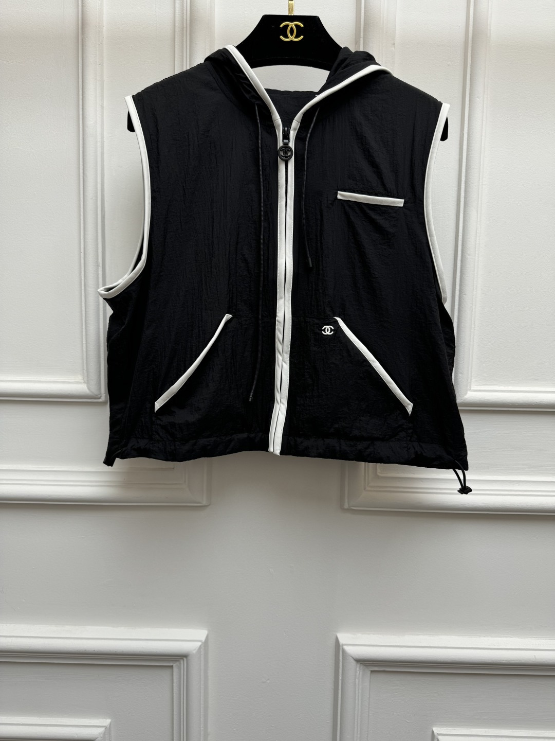 NO:865005,Spring and summer new styles are available. Xiangjia nylon hooded vest 2026 summer beach series Hooded zipper design Leather edge contrasting technology Adjustable waist at the hem Double logo embroidery embellishment Casual, fashionable and age-reducing Imported recycled nylon fabric Light, comfortable and breathable Short version The upper body is slim and elegant Size SML,,chanel,hats,19860909春夏新款上新啦 香家尼龙连帽马甲 2026夏季沙滩系列 连帽拉链设计 皮革包边撞色工艺 下摆可调节收腰 双Clogo刺绣点缀 休闲时髦减龄 进口再生尼龙面料 轻薄舒适透气 短款版型 上身显瘦又气质 尺码SML,,chanel,hats,,Women's clothing