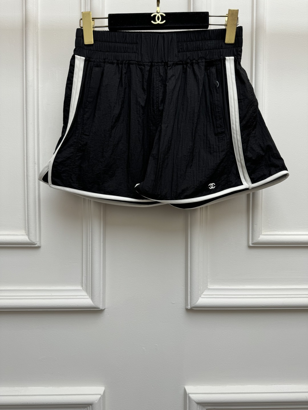 NO:864995,New spring and summer styles are available. Xiangjia black nylon shorts 2026 spring and summer series. Elastic elastic waist design, leather hemming and contrasting color craftsmanship. Double logo embroidery embellishment on the hem. Casual, fashionable and age-reducing. Imported recycled nylon fabric. Light, comfortable and breathable. Wide-leg shorts version. The upper body is slim and elegant. Sizes SML,,chanel,shorts,19860909春夏新款上新啦 香家黑色尼龙短裤 2026春夏系列 松紧弹力腰头设计 皮革包边撞色工艺 下摆双Clogo刺绣点缀 休闲时髦减龄 进口再生尼龙面料 轻薄舒适透气 阔腿短裤版型 上身显瘦又气质 尺码SML,,chanel,shorts,,Women's clothing