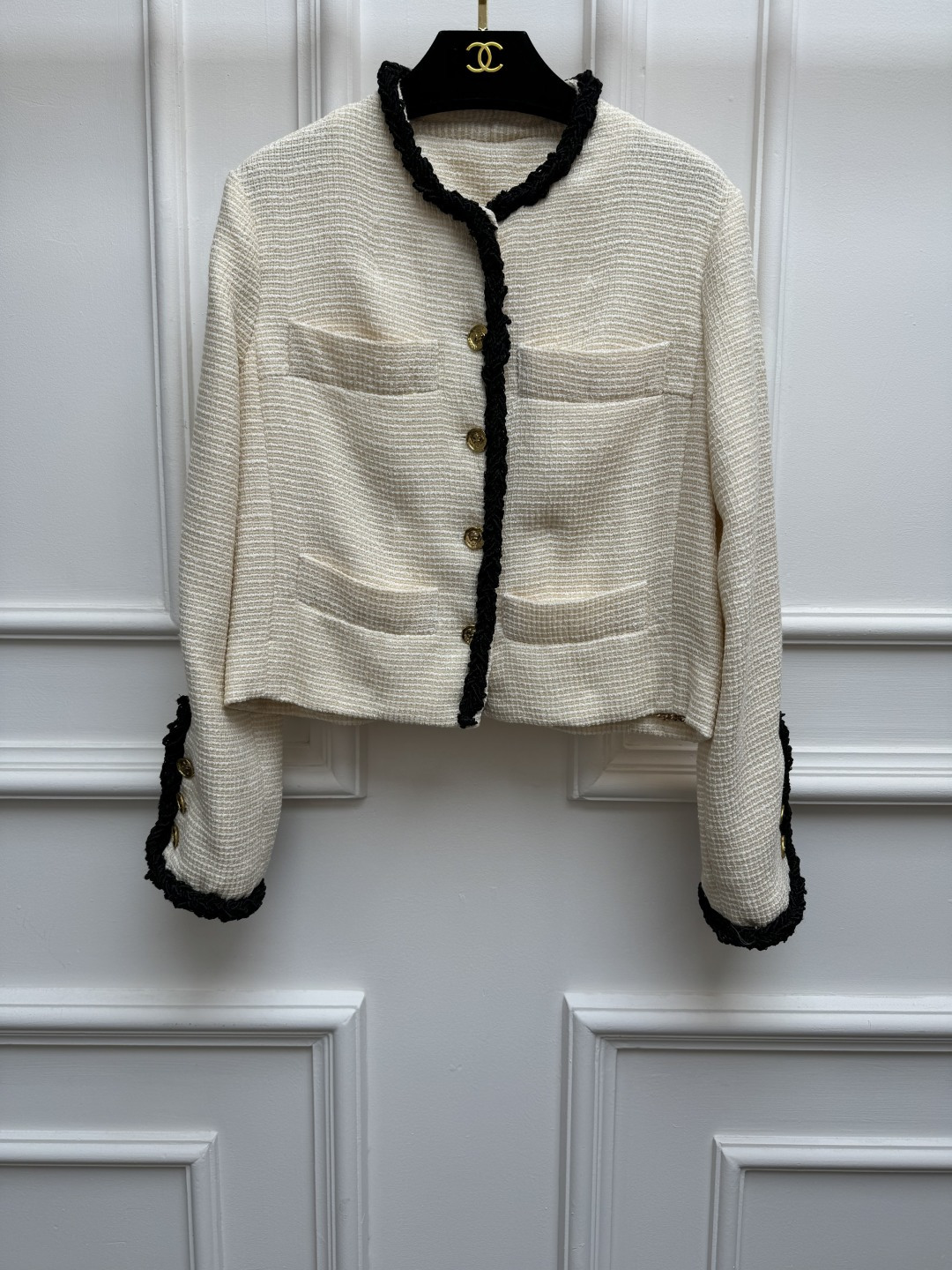 NO:869780,New spring and summer styles are available. Chanel white tweed jacket 2026 spring and summer series. Black piping design. Four pocket decoration. Retro gold buckle embellishment. Tweed woven texture. Exquisite and elegant. Full sense of high-end. Customized tweed fabric. Silk lining. Short version. The upper body is slim and elegant. Sizes SML,,chanel,jackets & coats,real silk,19860909春夏新款上新啦 香家白色粗花呢外套 2026春夏系列 黑色滚边设计 四口袋装饰 复古金扣点缀 粗花呢编织纹理 精致优雅 满满的高级感 定制粗花呢面料 真丝里衬 短款版型 上身显瘦又气质 尺码SML,,chanel,jackets & coats,real silk,,Women's clothing